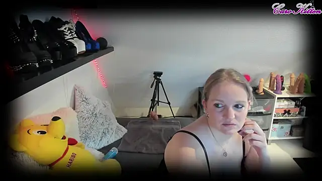 Snapshot of caro_kitten chatting on February 2025 10:22:01 AM caro kitten online show from February 2025 10:22:01 AM