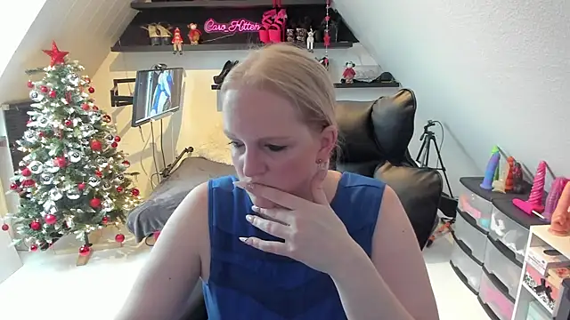 Snapshot of caro_kitten chatting on December 2025 08:24:02 AM caro kitten online show from December 2025 08:24:02 AM