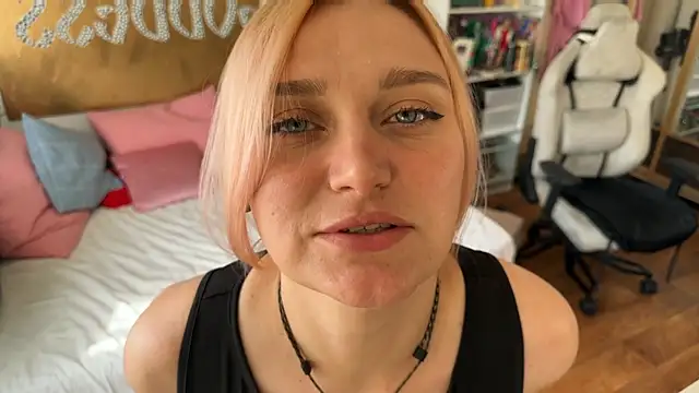 Snapshot of unicornsfeet chatting on June 2026 12:49:01 PM unicornsfeet online show from June 2026 12:49:01 PM