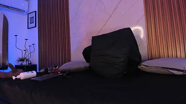 Emiilycollins online show from December 2025 01:30:02 AM