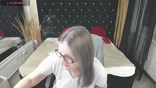 Lilly hott online show from March 2025 06:56:01 PM