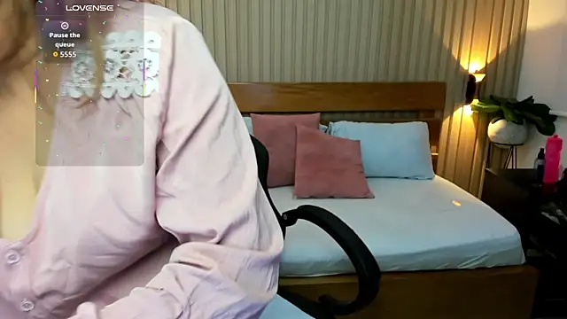 luciana ballesteros  online show from February 2026 12:21:01 PM