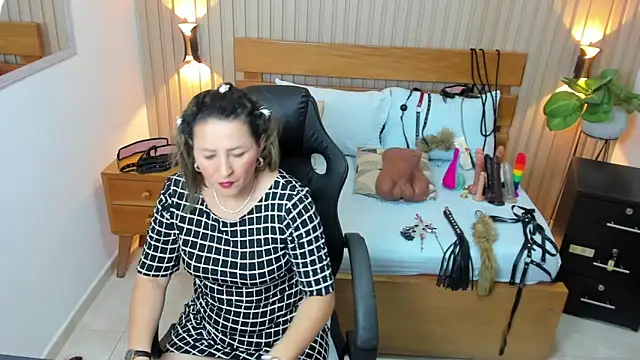 luciana ballesteros  online show from September 2025 12:11:01 PM