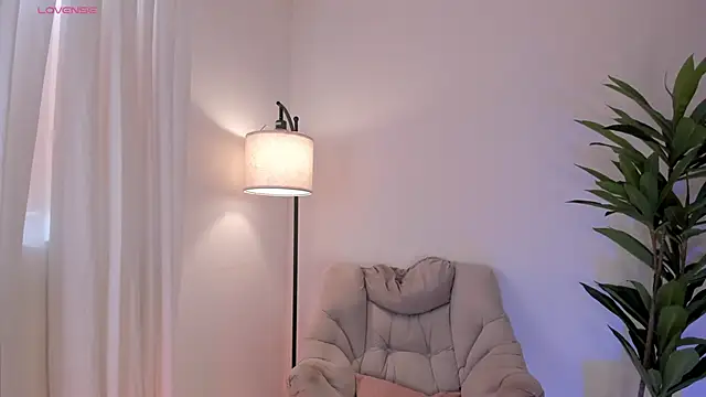 Snapshot of Mia_love__ chatting on November 2025 04:07:02 PM Mia love online show from November 2025 04:07:02 PM