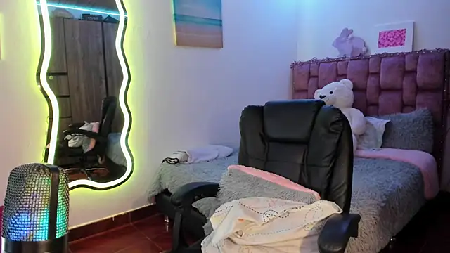 ladyrd1 online show from March 2025 06:26:02 AM