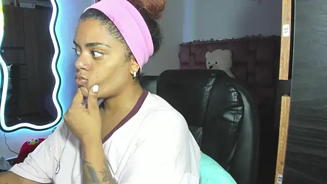 ladyrd1 online show from February 2026 11:49:01 PM