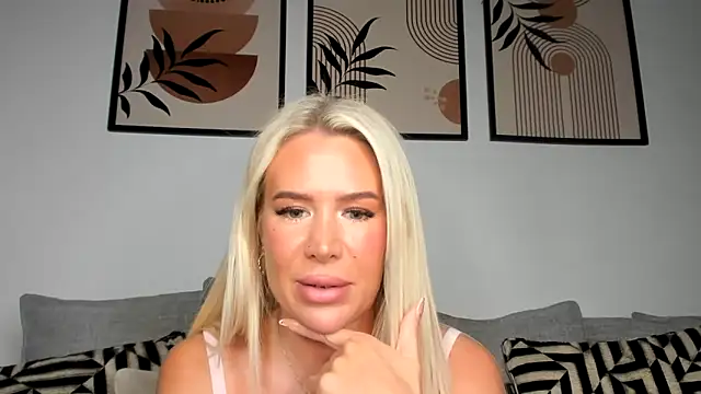 Snapshot of Alexia-Lee chatting on October 2025 08:39:02 PM Alexia-Lee online show from October 2025 08:39:02 PM