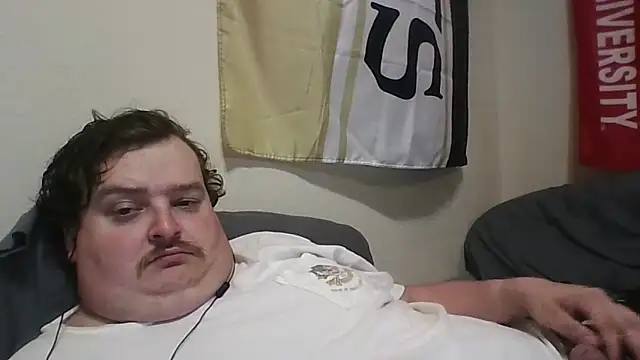 Snapshot of YelpedAverting chatting on December 2025 12:33:02 AM YelpedAverting online show from December 2025 12:33:02 AM