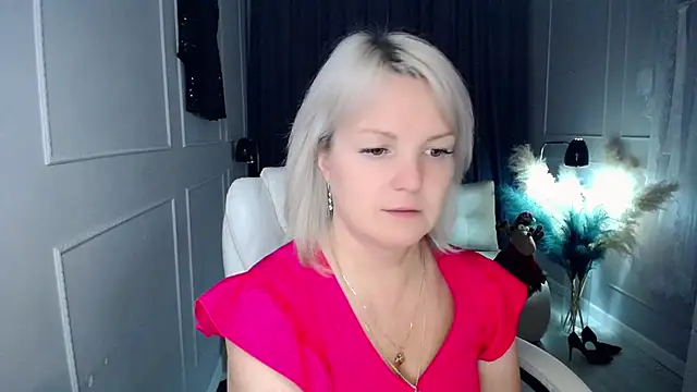 Juarnea online show from December 2025 07:45:01 PM