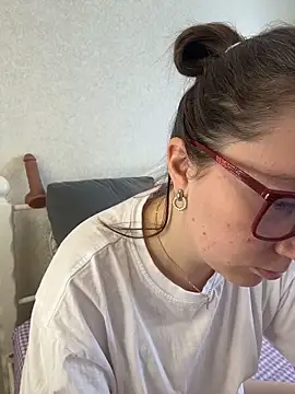 BeatriceTender online show from April 2026 12:00:01 PM