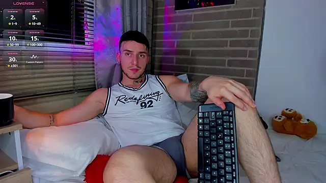 Snapshot of liam_oficial02 chatting on June 2026 01:17:02 AM liam oficial02 online show from June 2026 01:17:02 AM