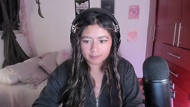 StephaniFox online show from December 2025 01:44:01 AM