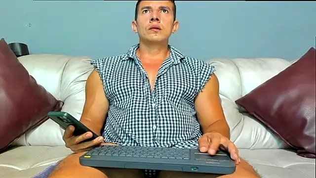 Snapshot of derekk_frostt chatting on June 2026 02:42:01 AM derekk frostt online show from June 2026 02:42:01 AM