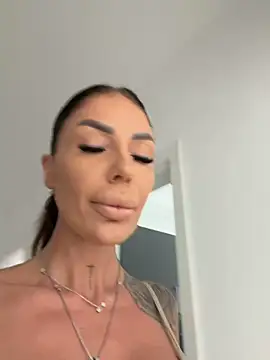 RaquelleVon online show from March 2026 12:38:01 PM