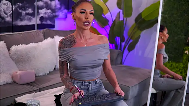 Snapshot of RaquelleVon chatting on November 2025 10:30:01 AM RaquelleVon online show from November 2025 10:30:01 AM