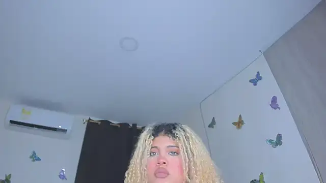 sofiacastillo01 online show from December 2025 01:32:02 PM