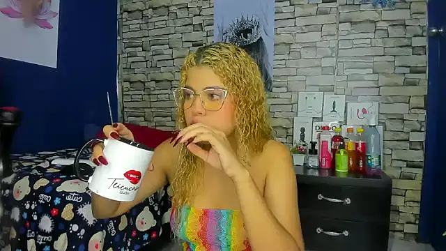 sofiacastillo01 online show from March 2025 12:50:02 PM