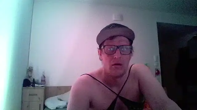Bigthroaterboy online show from April 2026 08:04:02 PM