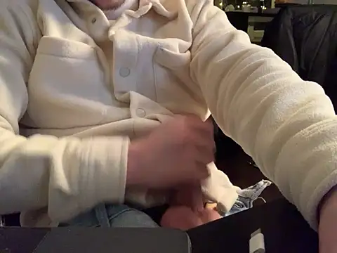 Snapshot of KendrickJiz chatting on December 2025 11:18:02 PM KendrickJiz online show from December 2025 11:18:02 PM