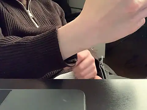 Snapshot of KendrickJiz chatting on November 2025 11:37:01 PM KendrickJiz online show from November 2025 11:37:01 PM