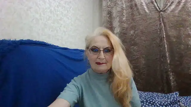 Snapshot of CarlyTreat chatting on November 2025 05:39:02 PM CarlyTreat online show from November 2025 05:39:02 PM