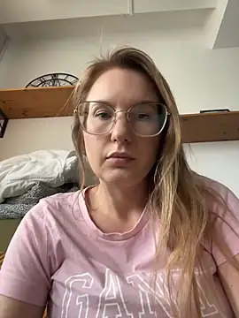 Snapshot of Vanilladreams chatting on May 2026 04:04:02 PM Vanilladreams online show from May 2026 04:04:02 PM