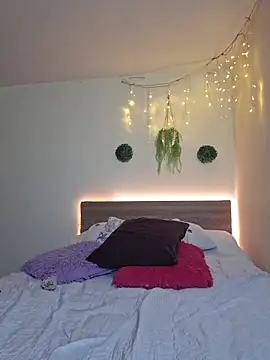 Juliietha servas online show from December 2025 10:59:01 PM