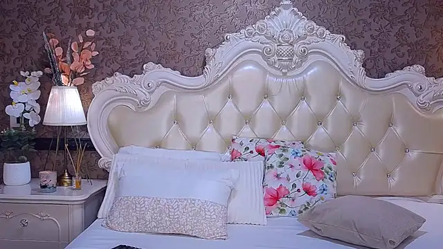 OliveWilson online show from December 2025 07:44:01 AM