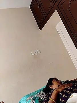 AUNTY1984 online show from September 2025 09:21:01 AM