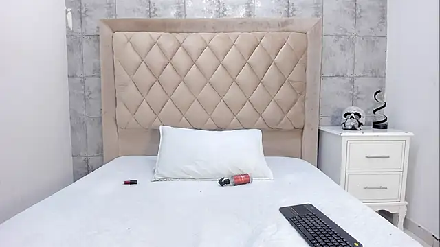 Snapshot of LaurenSnow chatting on November 2025 03:33:02 PM LaurenSnow online show from November 2025 03:33:02 PM