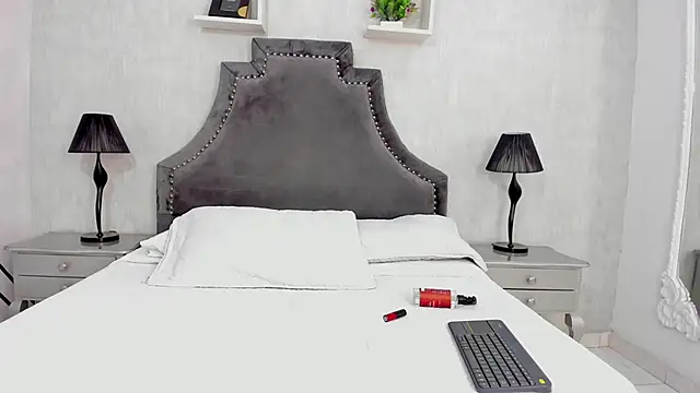 Snapshot of LaurenSnow chatting on November 2025 02:17:01 PM LaurenSnow online show from November 2025 02:17:01 PM