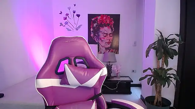 esmeraldaa230 online show from April 2026 07:10:02 PM