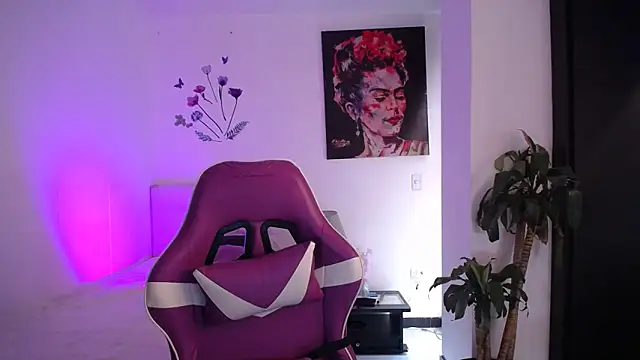 esmeraldaa230 online show from March 2026 06:59:02 PM