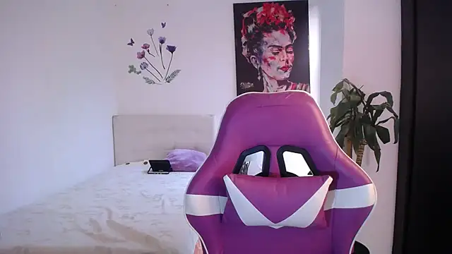 esmeraldaa230 online show from March 2026 06:59:02 PM