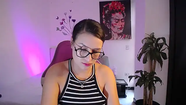 esmeraldaa230 online show from February 2026 09:04:02 PM