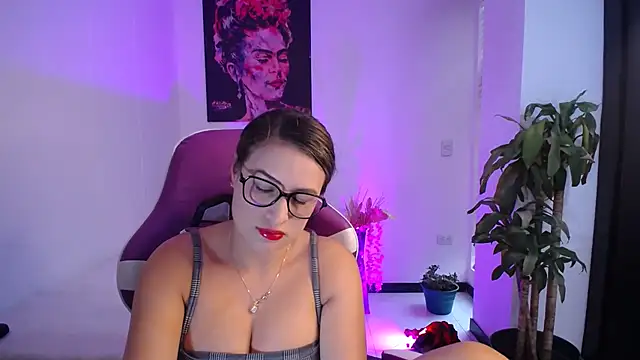 esmeraldaa230 online show from November 2025 08:25:01 PM