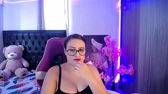 esmeraldaa230 online show from April 2026 07:07:01 PM