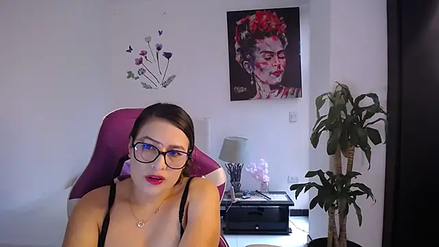 esmeraldaa230 online show from February 2026 06:54:01 PM