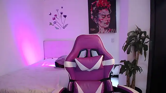 esmeraldaa230 online show from February 2026 08:08:02 PM