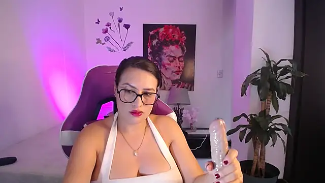 esmeraldaa230 online show from April 2026 07:42:02 PM