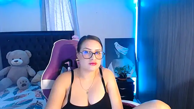 esmeraldaa230 online show from June 2026 07:07:02 PM
