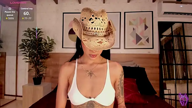 Snapshot of LunaRuso chatting on October 2025 08:09:01 PM LunaRuso online show from October 2025 08:09:01 PM