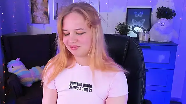 Snapshot of AlicePopsy chatting on October 2025 09:04:02 PM AlicePopsy online show from October 2025 09:04:02 PM