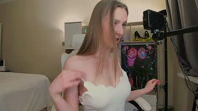 Snapshot of CharlotteWells chatting on January 2025 02:30:01 PM CharlotteWells online show from January 2025 02:30:01 PM