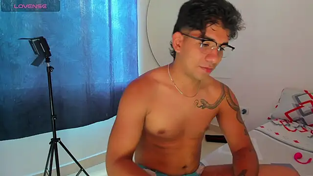 Snapshot of valentino_santoss chatting on May 2026 02:39:02 PM valentino santoss online show from May 2026 02:39:02 PM