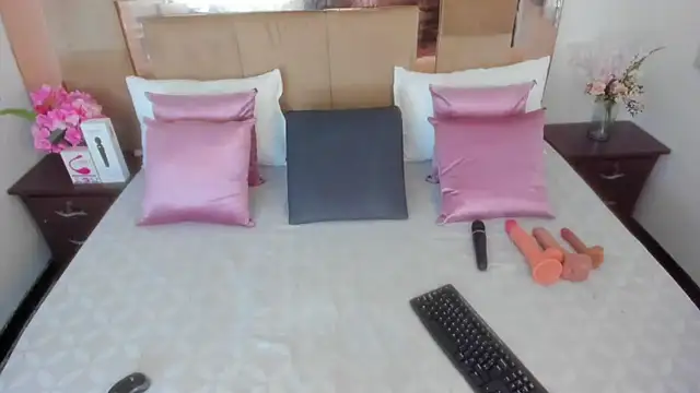 LizBrook online show from April 2026 07:33:01 PM