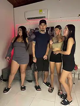 Snapshot of royalgirls_x chatting on December 2025 01:28:01 AM royalgirls x online show from December 2025 01:28:01 AM