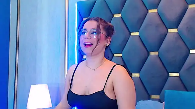 Snapshot of ThaniaJones chatting on November 2025 12:10:02 PM ThaniaJones online show from November 2025 12:10:02 PM