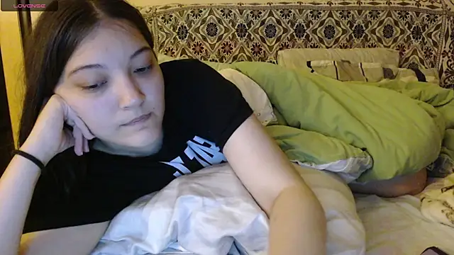 Snapshot of AlisaDevis chatting on October 2025 05:03:02 PM AlisaDevis online show from October 2025 05:03:02 PM