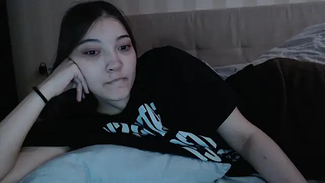 Snapshot of AlisaDevis chatting on December 2025 08:09:02 AM AlisaDevis online show from December 2025 08:09:02 AM